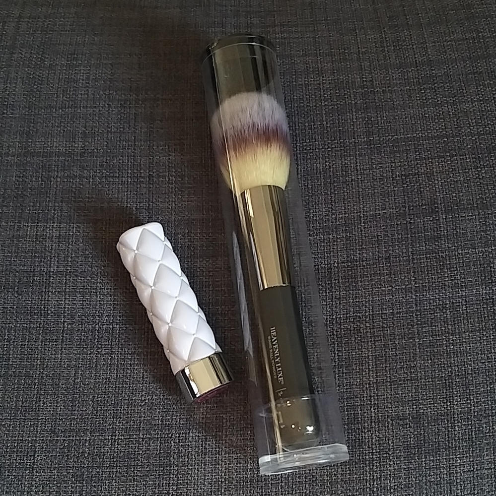 Lux powder brush + lipstick